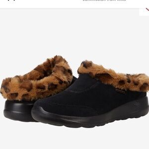 Skechers goga mat technology Black w/Animal Print Fur  Women's Shoes / Slippers